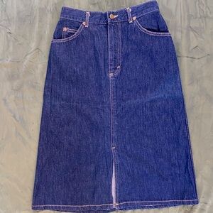 Vintage Lee Denim Center Split Pencil Skirt – Made in USA
Classic and timeless